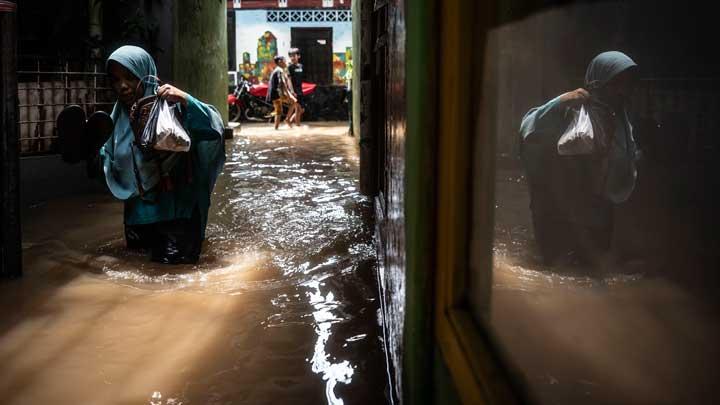 Banjir Jakarta Merendam 40 RT dan Lima Ruas Jalan, Puluhan Orang Mengungsi