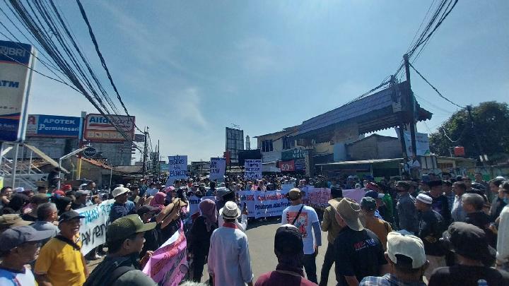 Blokade Jalan Serpong-Parung, Ratusan Warga Bogor dan Tangsel Bersatu Tolak Penutupan Jalan oleh BRIN