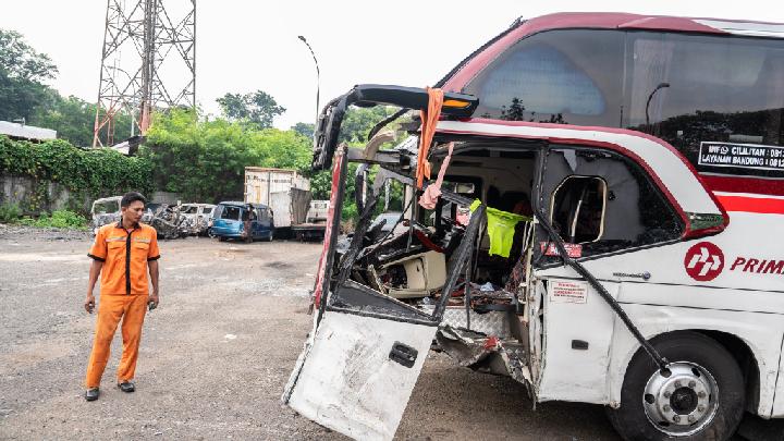 Kapolri Tinjau Korban Kecelakaan Maut KM 58 Tol Jakarta-Cikampek di RSUD Karawang
