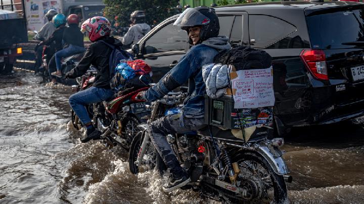 Menghadapi Ancaman Banjir di Jalur Mudik, Begini 6 Tips Berkendara Aman Melintasi Genangan Air