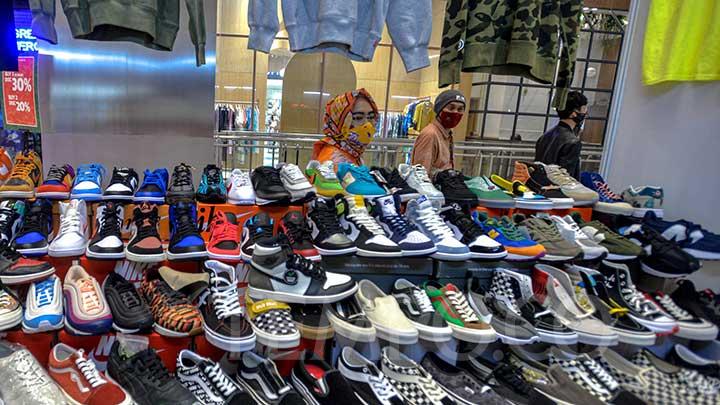 9 Rekomendasi Sepatu Sneakers Lokal, Apa yang Dipakai Jokowi dan Sandiaga Uno?
