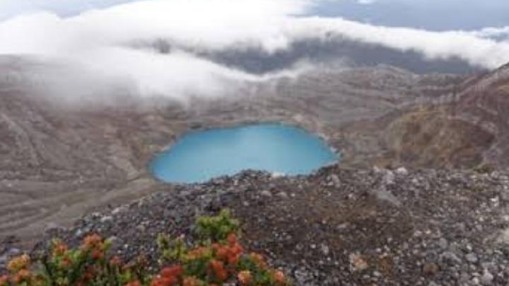 Danau Kawah Gunung Dempo Berubah Warna Setelah Gempa Tremor Meningkat