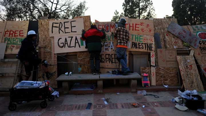 Demonstran Pro-Palestina dan Polisi Bentrok di Kampus AS, Ratusan Mahasiswa Ditangkap