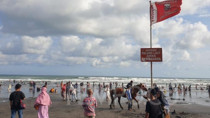 H+3 Lebaran, Ribuan Wisatawan Masih Padati Pantai Parangtritis Yogyakarta hingga Petang