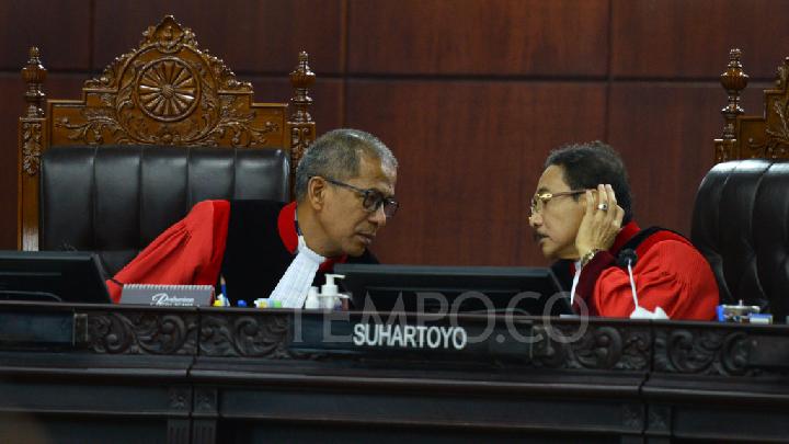 Hakim MK Saldi Isra Cecar Bawaslu Soal Tanda Tangan Pemilih di Bangkalan yang Mirip