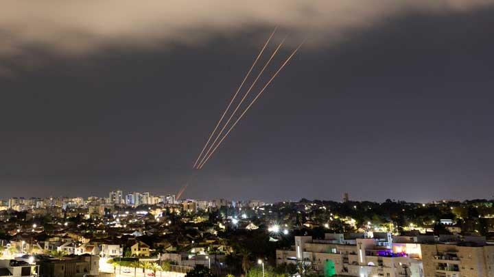 Iran Serang Israel dengan Drone dan Rudal, WNI Diimbau Tunda Rencana Perjalanan ke Dua Negara Itu