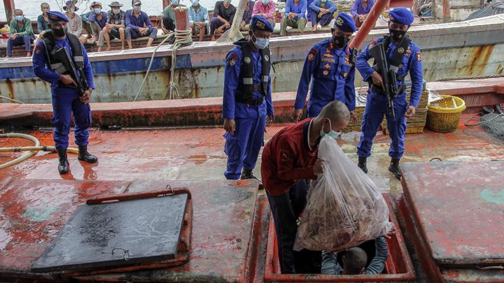 KKP Buru Kapal Cina Ilegal yang Melakukan Penangkapan Ikan di Perairan Indonesia