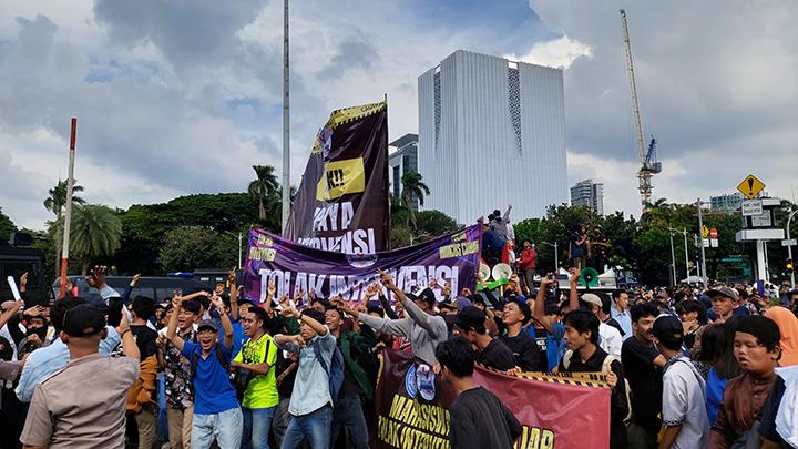 Massa Aksi Demo Sengketa Pilpres di Patung Kuda Bakar Ban, Joget Nyanyi Oke Gas Lalu Bubar
