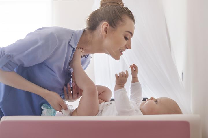 Popok Bayi Baiknya Diganti dengan Tisu Basah atau Kapas, Mana yang Terbaik?