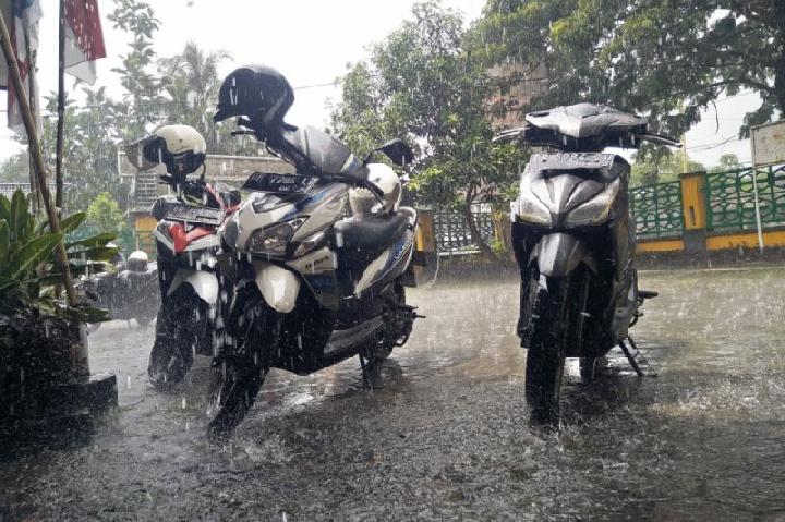 Prediksi Cuaca BMKG, Jabodetabek Hujan Merata Siang Nanti dan Dinihari
