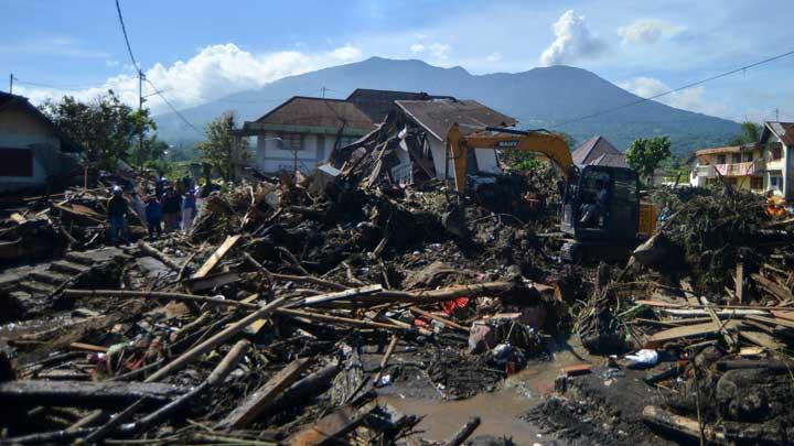 TNI AL Terjunkan Anggota Bantu Evakuasi Korban Banjir Bandang di Sumatera Barat