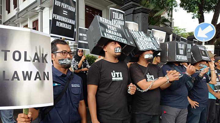 Tolak RUU Penyiaran, Puluhan Jurnalis di Kota Malang Demo di DPRD
