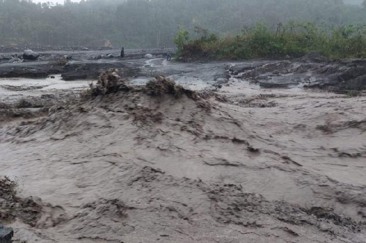 Warga Lumajang Evakuasi Mandiri Pasca Banjir Lahar Dingin Gunung Semeru