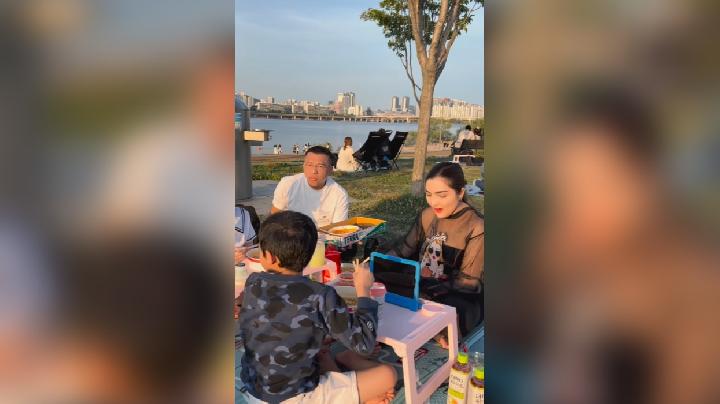 Ashanty Bagi Tips Piknik Seru di Sungai Han Seoul