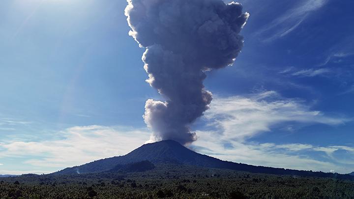 Badan Geologi: Gunung Ibu Meletus, Lontarkan Abu Setinggi 7 Kilometer