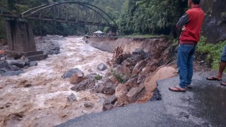 Banjir Bandang di Agam dan Tanah Datar Sumbar Sebabkan Jalan Nasional dan Jembatan Terputus