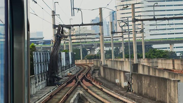 Besi Ulir Jatuh di Jalur MRT Blok M Depan Kejaksaan Agung