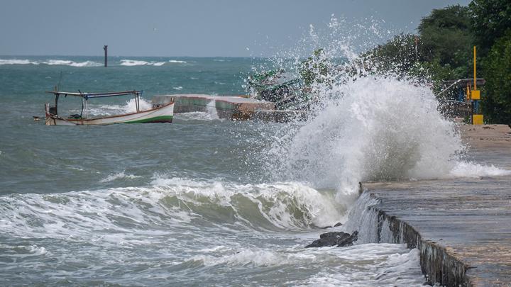 BMKG Ingatkan Risiko Gelombang Laut 4 Meter, Mencakup Jalur Kapal di Selat Sunda