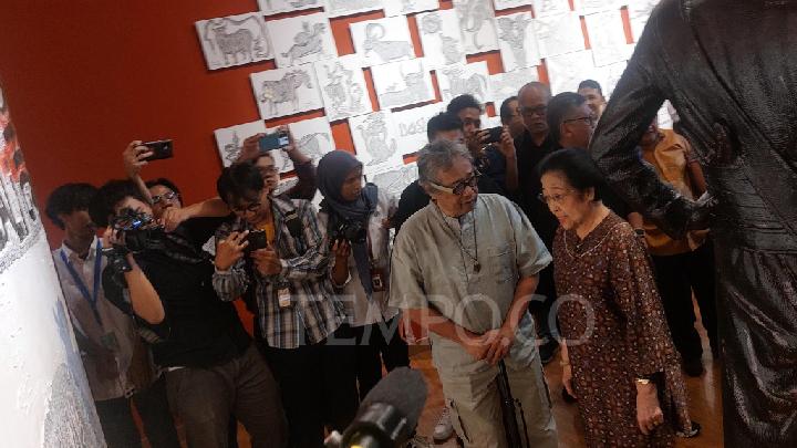 Disambut Patung Pria Kurus Hidung Panjang, Megawati Singgung Politik Seni