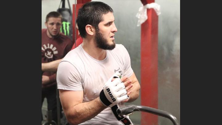 Islam Makhachev Pertahankan Gelar UFC dengan Kalahkan Dustin Poirier, Incar Sabuk Kedua