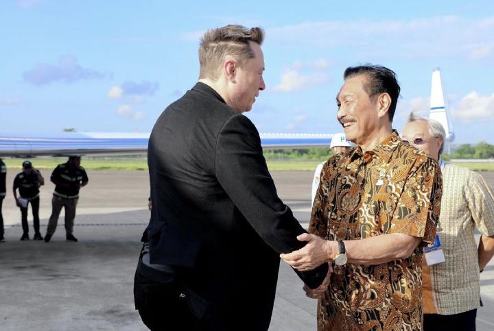 Luhut Binsar Pandjaitan Jemput Elon Musk di Bali, Pastikan Peluncuran Starlink Hari Ini
