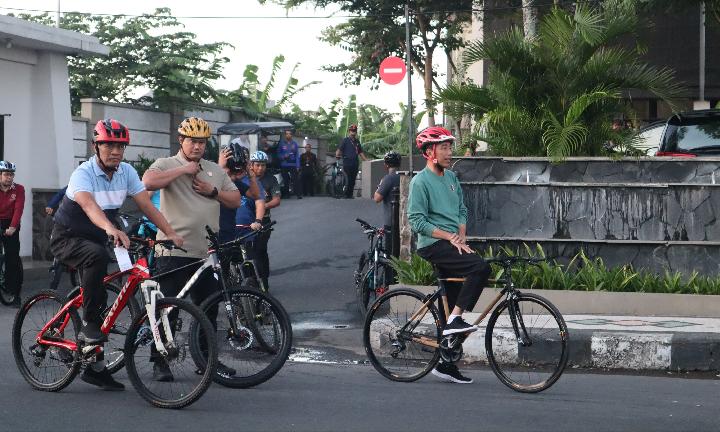 Mentan Amran Mendampingi Presiden Jokowi Gowes di Mataram
