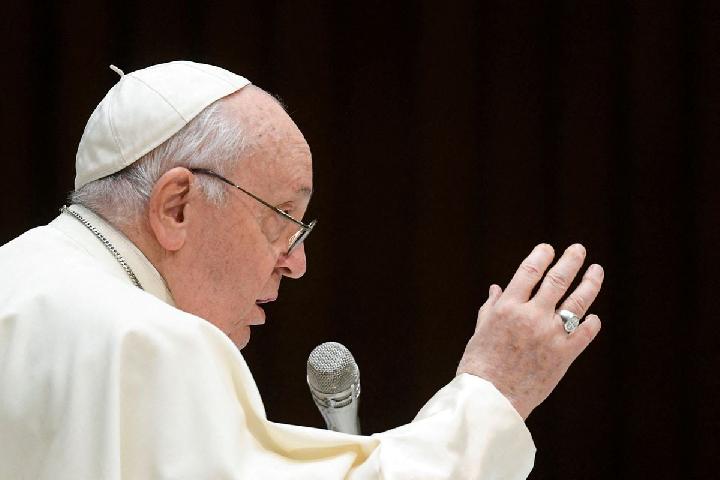 Paus Fransiskus Minta Maaf atas Laporan Media tentang Penggunaan Kata Homofobik
