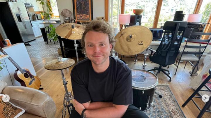 Profil Ashton Irwin, Drummer 5SOS yang Merilis Album Solonya