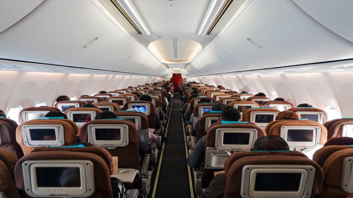 Ruang di Atas Kursi Pesawat Penuh, Di Mana Menyimpan Koper atau Tas Jinjing?