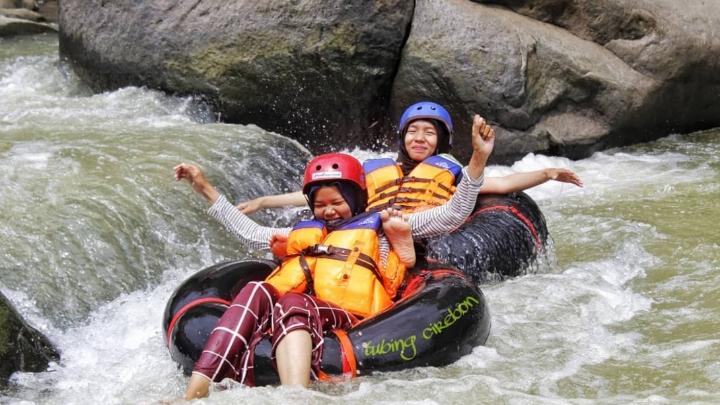 Serunya Tubing Menyusuri Sungai Cipager Cirebon Sepanjang 350 Meter