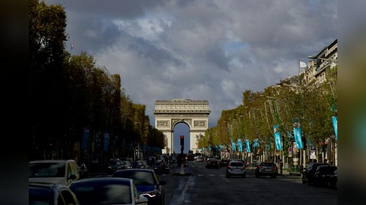 Champs-Elysees Gaet Warga Lokal dan Wisatawan dengan Piknik Massal