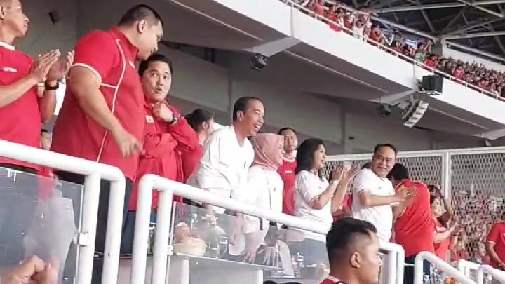 Jokowi Tonton Langsung Timnas Indonesia vs Filipina 2-0, Berulang Kali Berdiri Tiap Skuad Garuda Dapat Peluang Gol