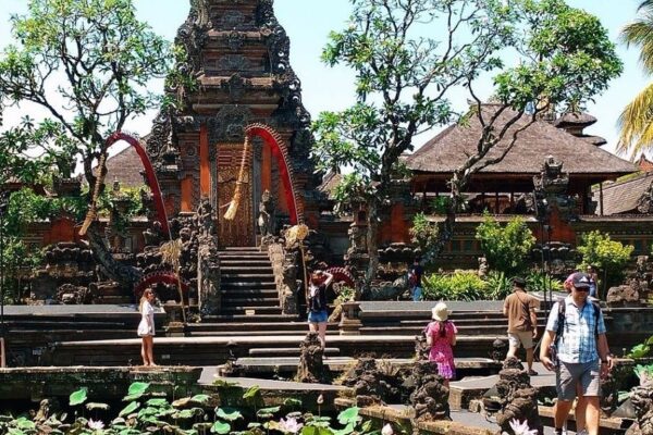 Wisatawan Beri Tips Liburan Murah di Bali