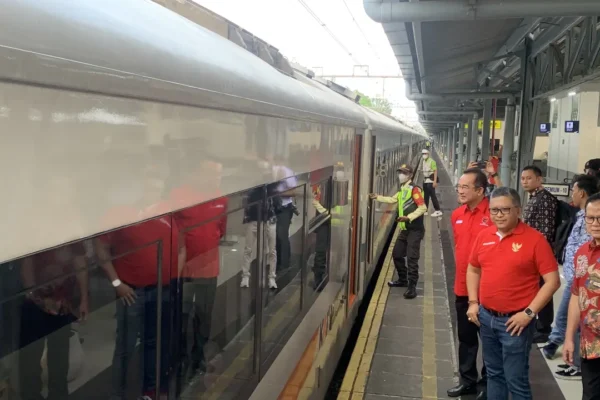 LEPAS SEMBILAN GERBONG UNTUK PEMUDIK