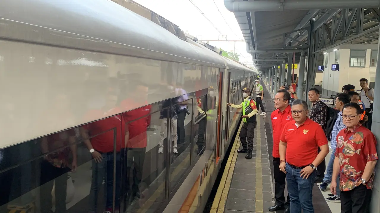 LEPAS SEMBILAN GERBONG UNTUK PEMUDIK