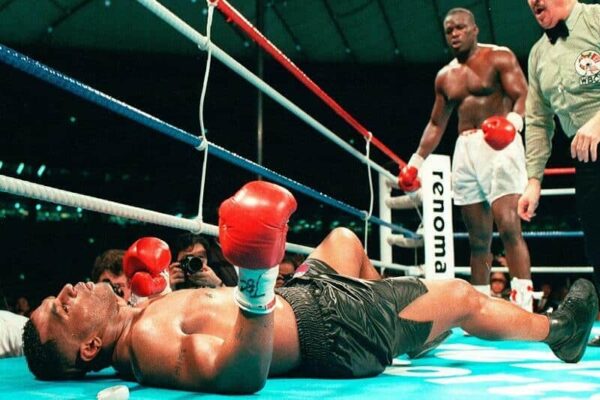 MIKE TYSON GIGIT KUPING PETINJU EVANDER