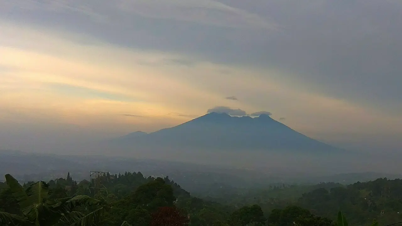 MITOS GUNUNG SALAK ADANYA KERAJAAN GAIB