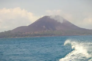 MENGENAL SEJARAH GUNUNG KRAKATAU YANG BERKEMBANG