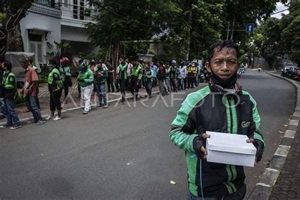 Pria Paruh Baya Berbagi Makanan Gratis Untuk Pengemudi Ojol, Banjir Pujian Netizen