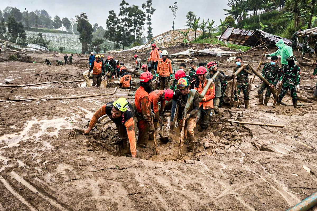 Pencarian Korban Longsor