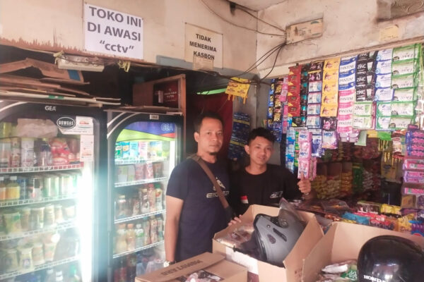 Penjaga Warung di Bogor