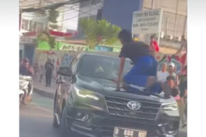 Fortuner diamuk warga di Tanah Abang